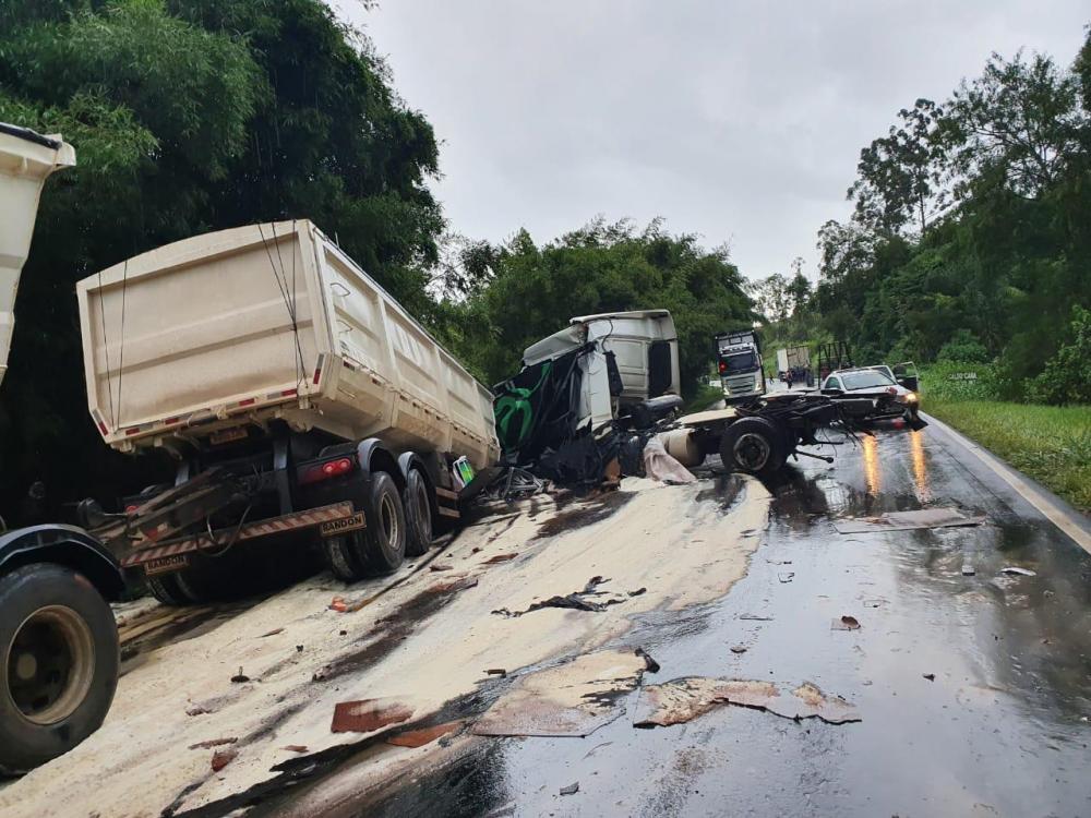 Acidente mata caminhoneiro e interdita a PR-092; não há previsão de liberação