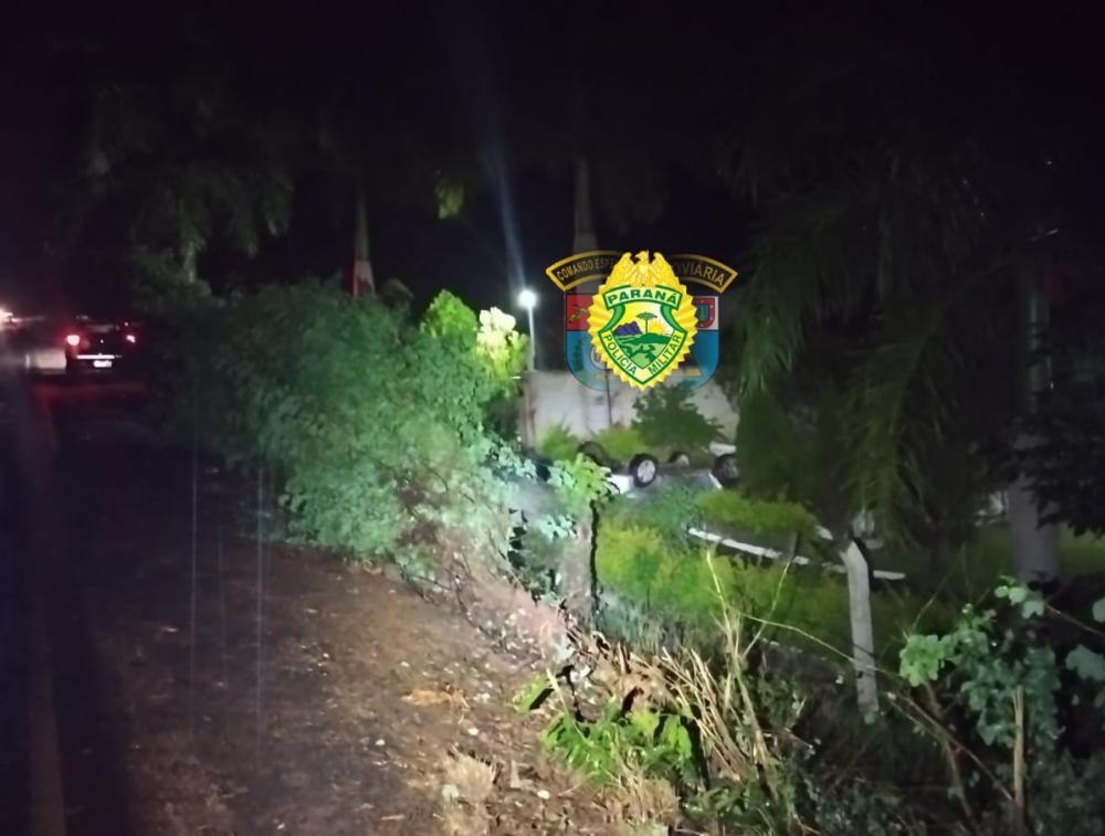 Carro capota e motorista morre em Siqueira Campos