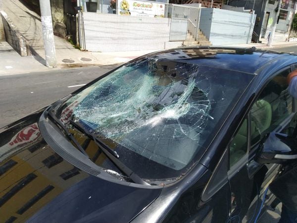 Filhinho de 28 anos quebra o carro da mãe porque ela não quis levar ele para academia