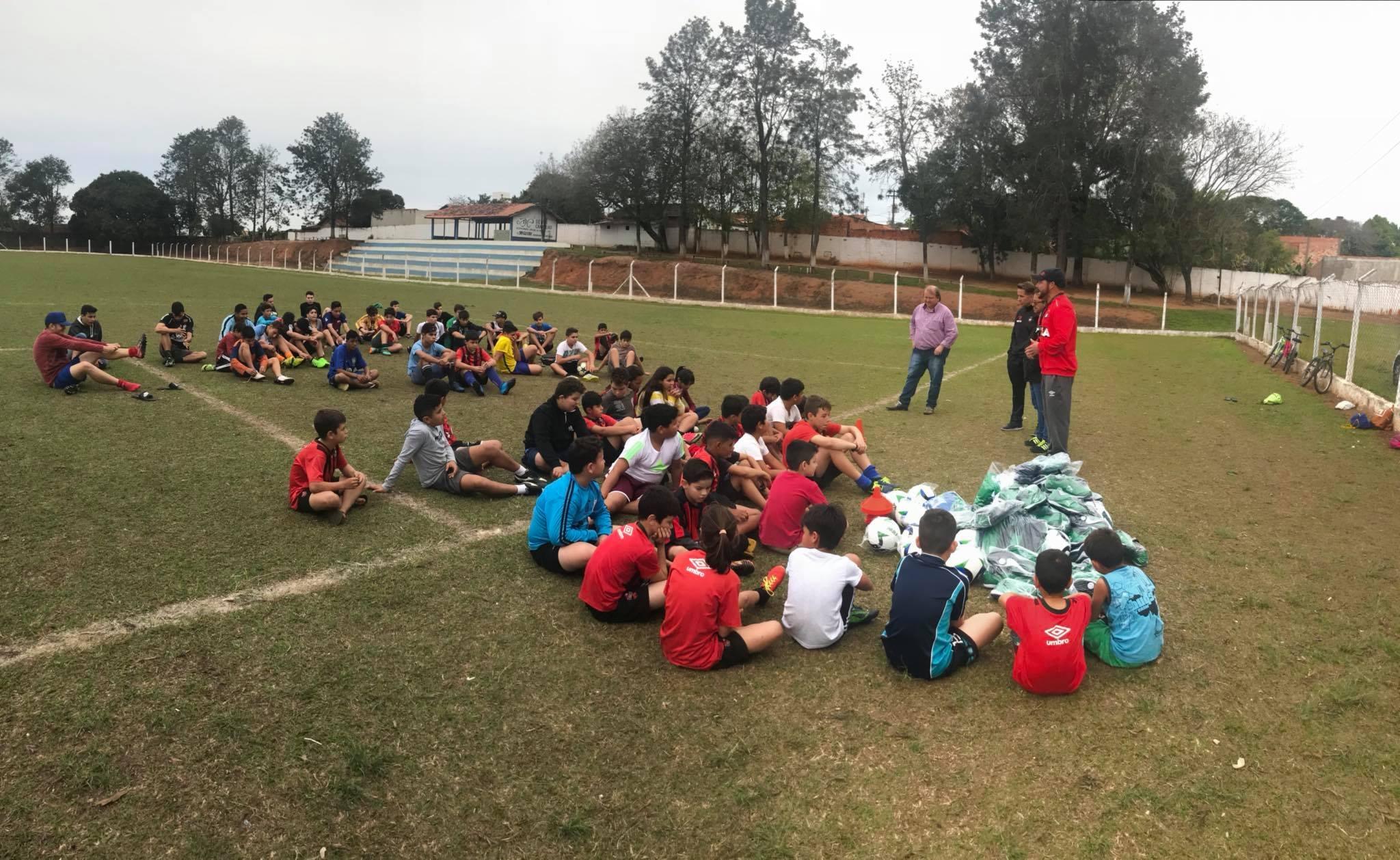 Prefeito de Salto do Itararé entrega kits esportivos para crianças de projeto
