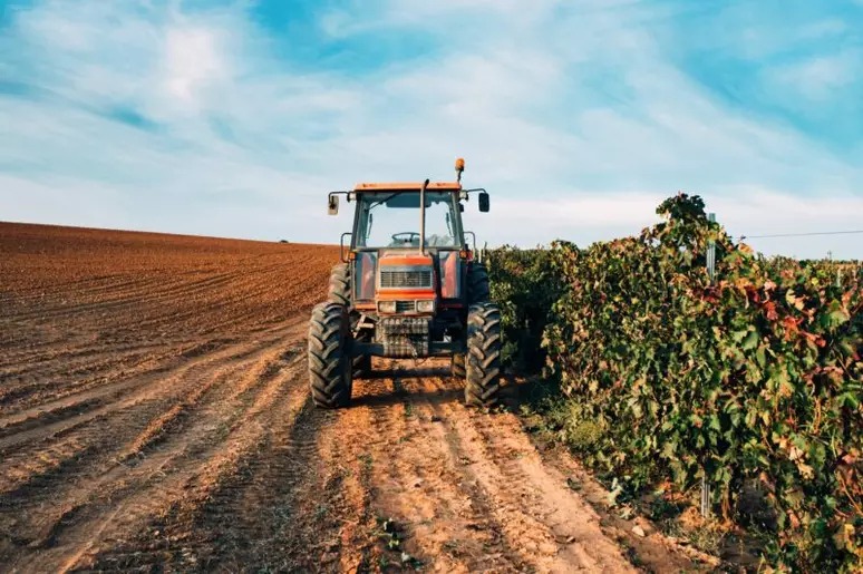 Trabalhador sofre infarto e morre em cima de trator no Norte Pioneiro