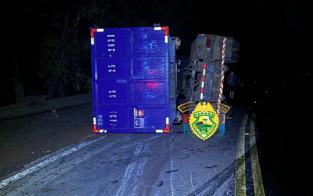 Caminhão tomba e motorista fica em estado grave