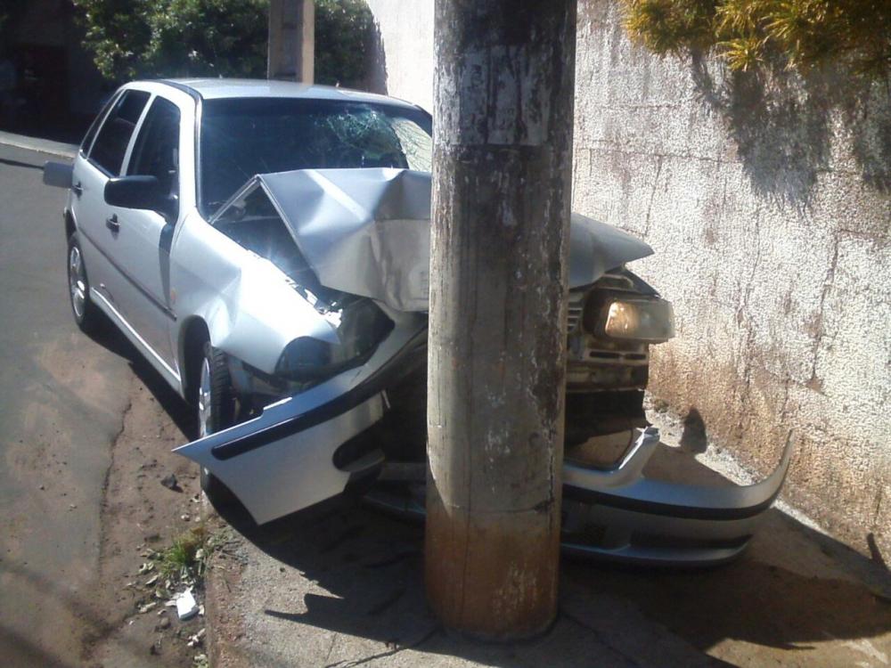 Criança tem ferimento grave na cabeça após seu pai bêbado bater carro em poste