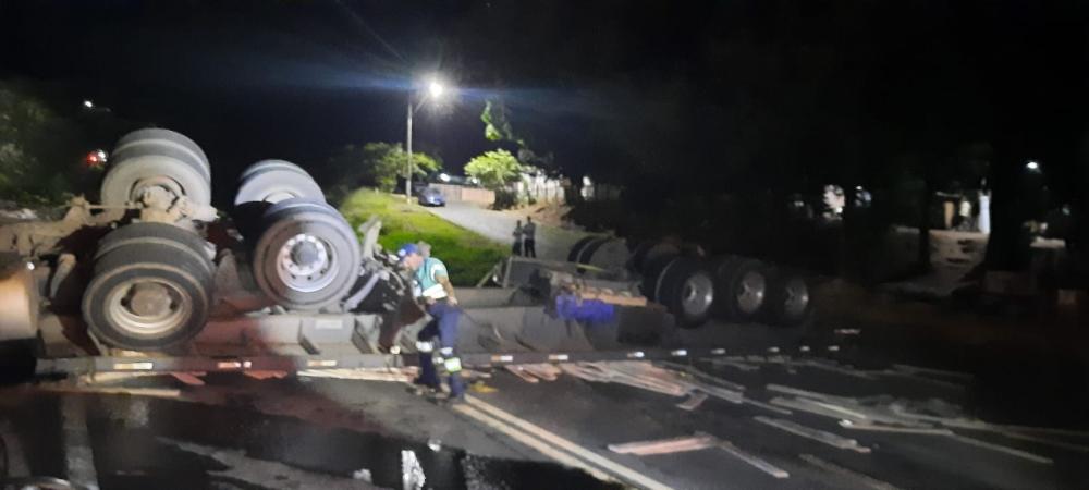 Carreta tomba e motorista fica ferido em Sengés