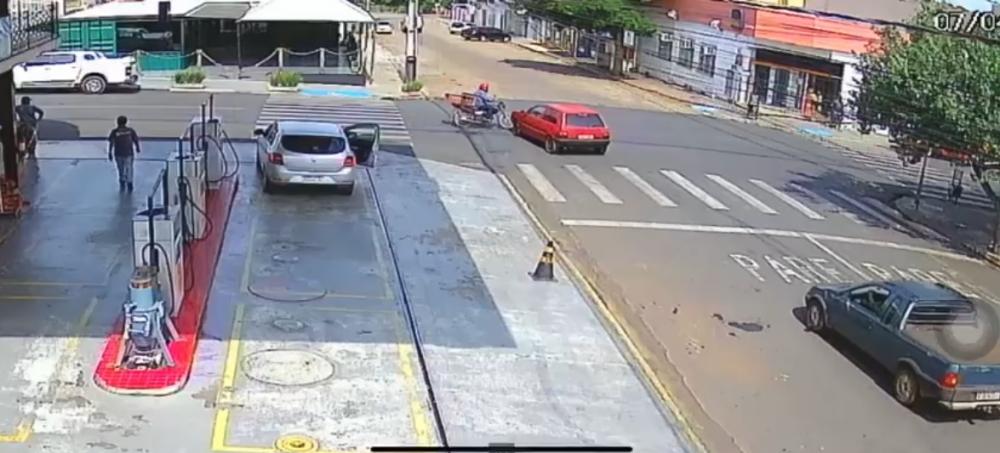 Vídeo flagra acidente com motociclista no centro Wenceslau Braz