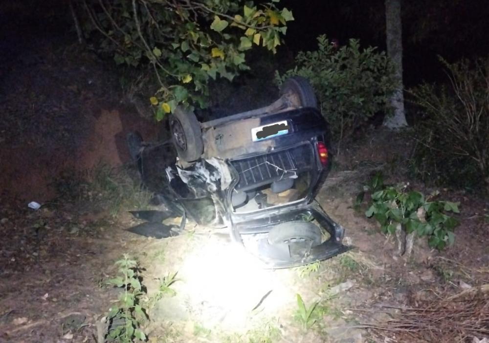 Carro capota e motorista fica ferido na PR-092 em Wenceslau Braz