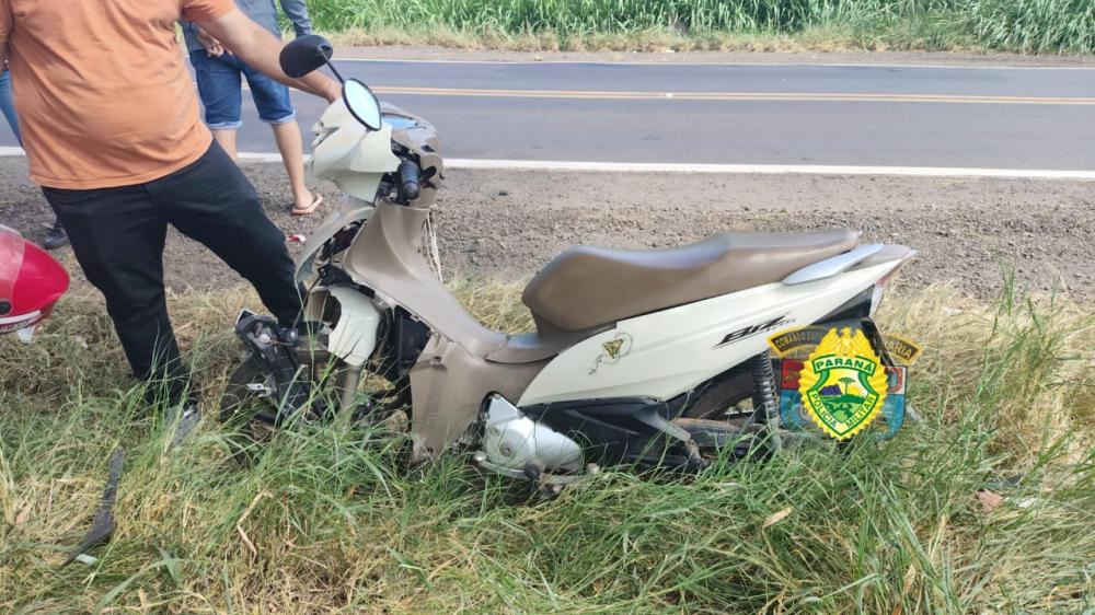 Motociclista desvia de carro, bate em arvore e fica ferido na PR-092