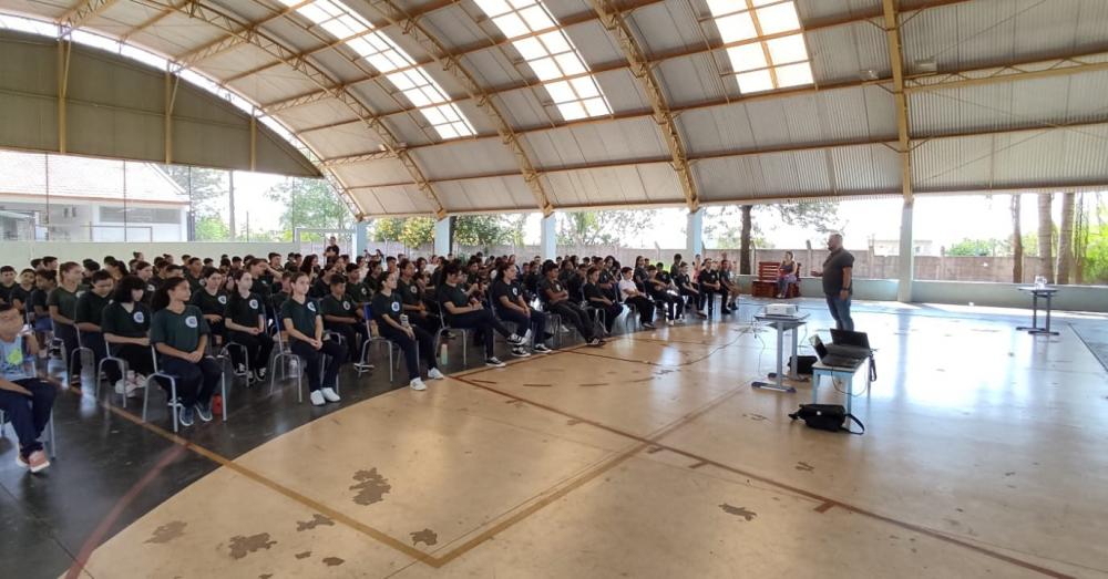 Alunos do Miguel Nassif Maluf participam de palestra para prevenção da dengue