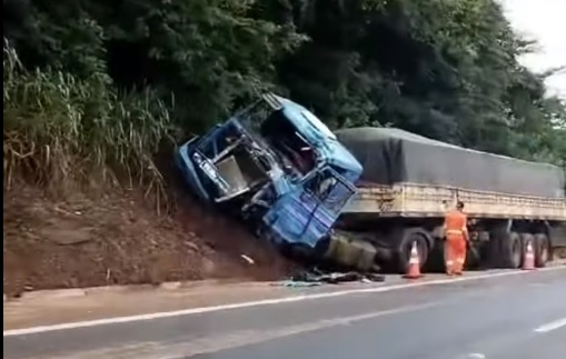 Acidente entre caminhões deixa feridos na BR-153
