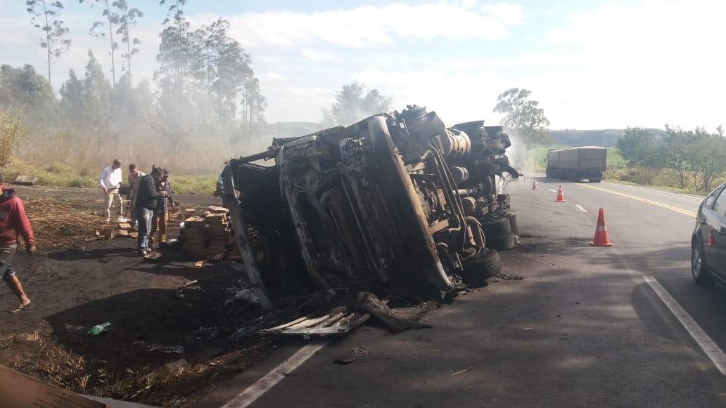 Carreta carregada com carnes tomba e pega fogo na PR-092