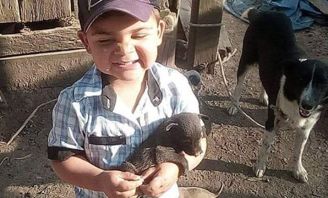 Criança de três anos morre atropelada por trator