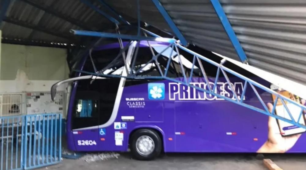 Motorista perde o controle e ônibus da Princesa do Norte invade rodoviária