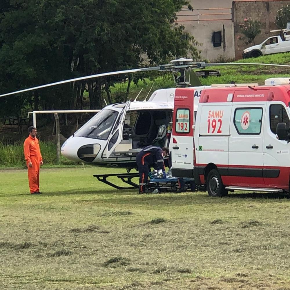 Gari é transferido de helicóptero após ter perna prensada em caminhão de lixo