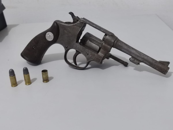 Homem toma revólver de criminoso após quase levar um tiro em assalto