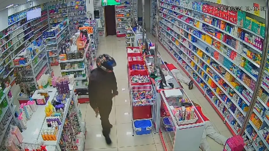 Câmera flagra assalto a mão armada em farmácia de Arapoti