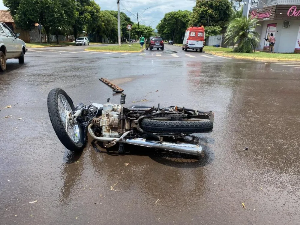 Mulher é atropelada por moto em alta velocidade e condutor foge sem prestar socorro