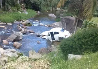 Fusca cai em rio e motorista é encontrado morto