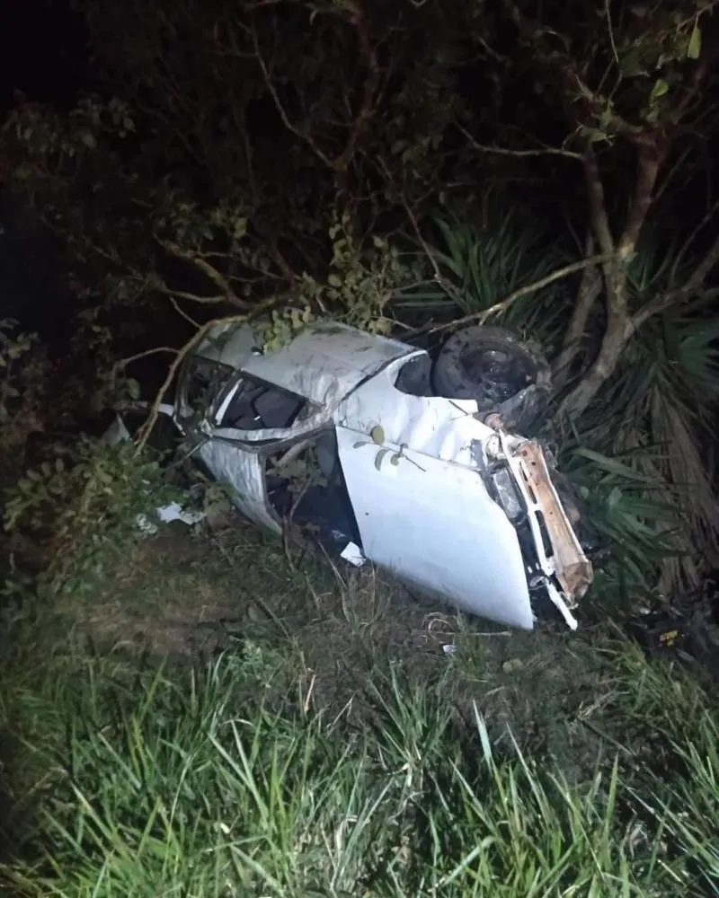 Carro capota e motorista morre na PR092