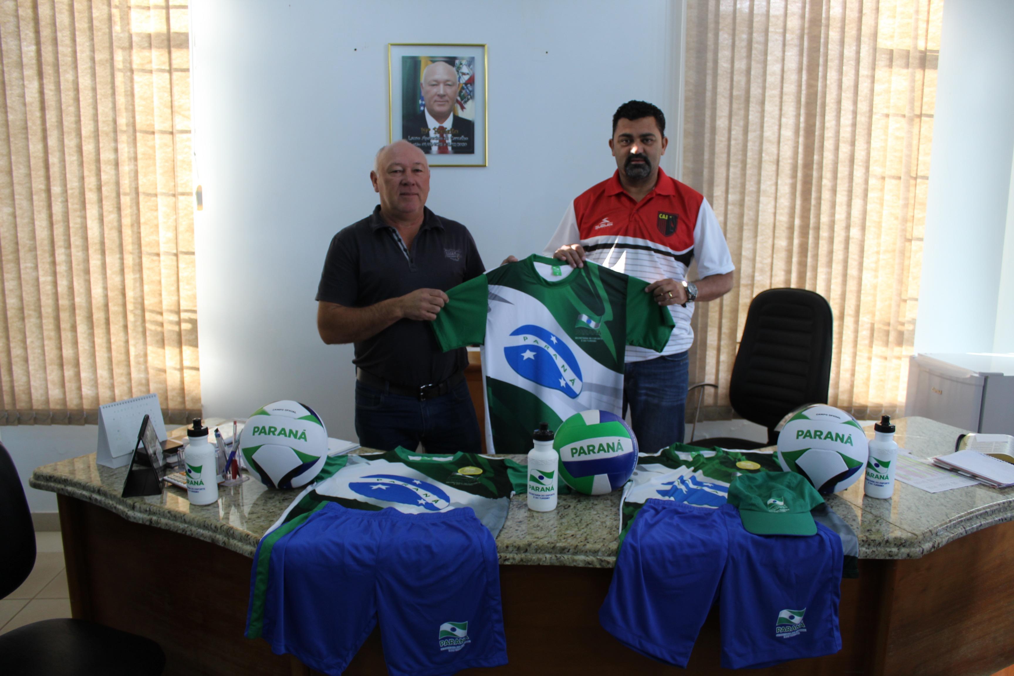 Secretaria de Esportes de Japira recebe kits esportivos