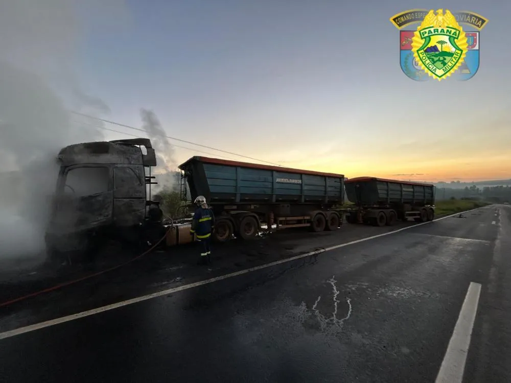 Carreta pega fogo na PR-092 em Siqueira Campos