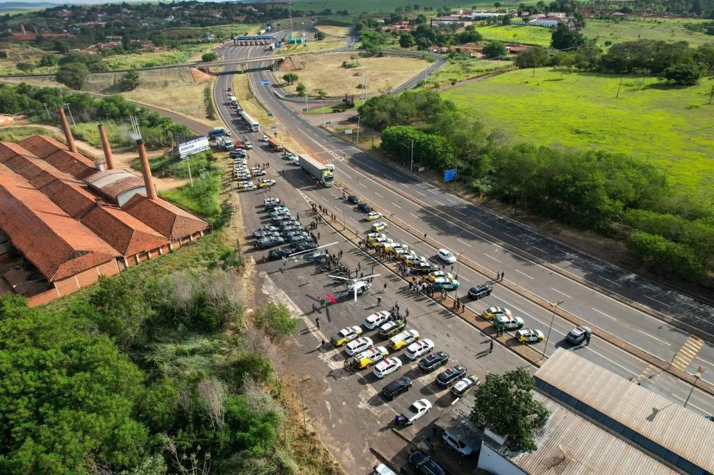 Megaoperação da PM termina com seis presos, drogas e armas apreendidas