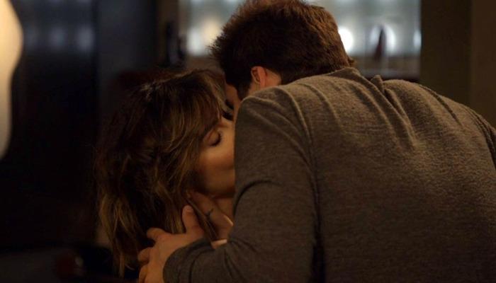 O Tempo Não Para: Betina seduz Samuca, grava tudo e mostra para Marocas