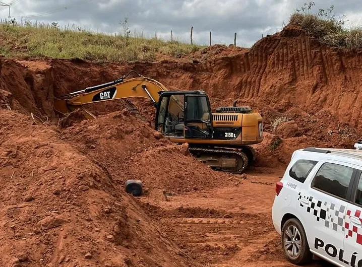 PM encontra escavadeira furtada da prefeitura de Santana do Itararé