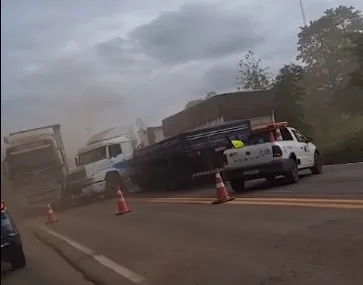 Colisão entre carretas deixa trânsito lento na BR-153