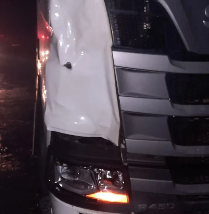 Idoso morre após ser atropelado por carreta