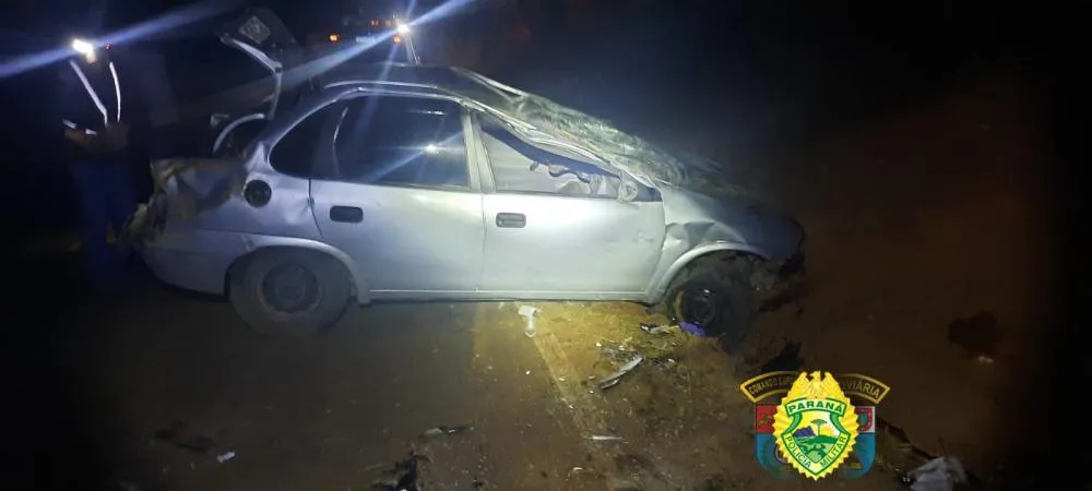 Carro capota e é atingido por outro que seguia logo atrás