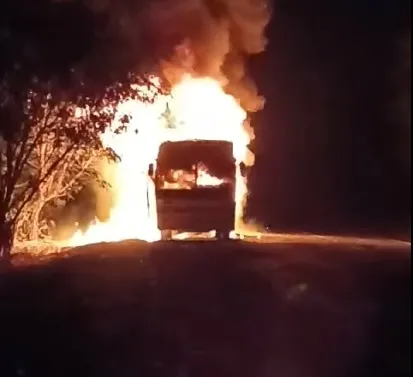 Ônibus de universitários é destruído pelo fogo na PR-092