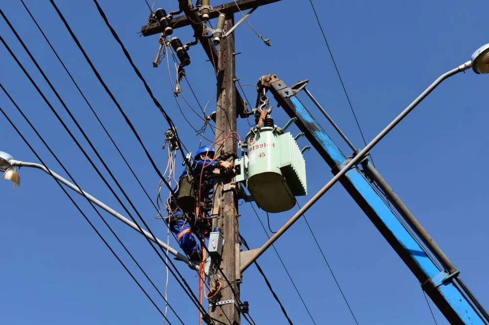 Trabalhador leva descarga elétrica, cai de poste e morre