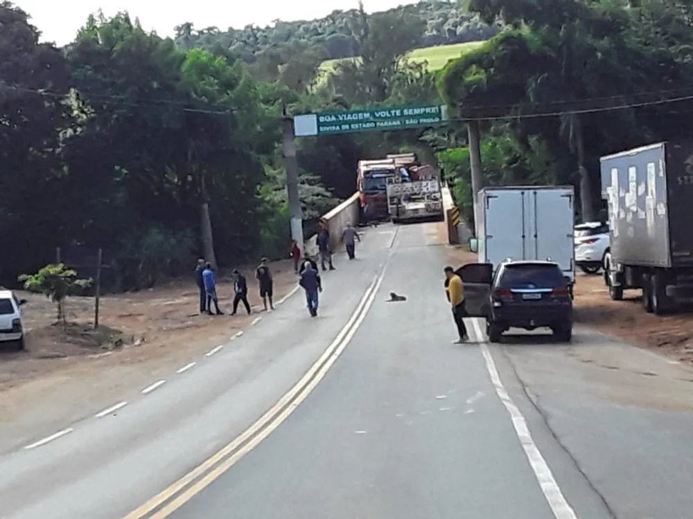 Carretas “entalam” em ponte e motorista fica preso às ferragens em Santana do Itararé