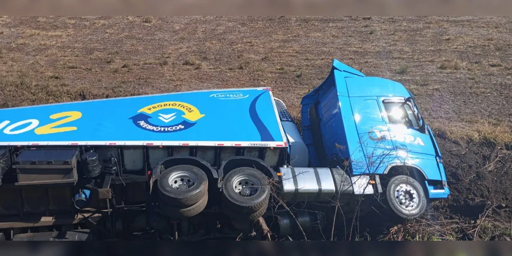 Acidente entre carretas deixa caminhoneiro ferido na PR-092
