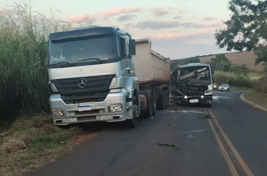 Acidente entre ônibus e carreta deixa oito feridos em Siqueira Campos