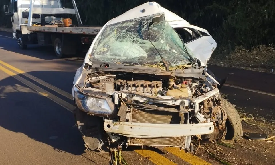 Acidente entre carro e carreta mata idoso no Norte Pioneiro