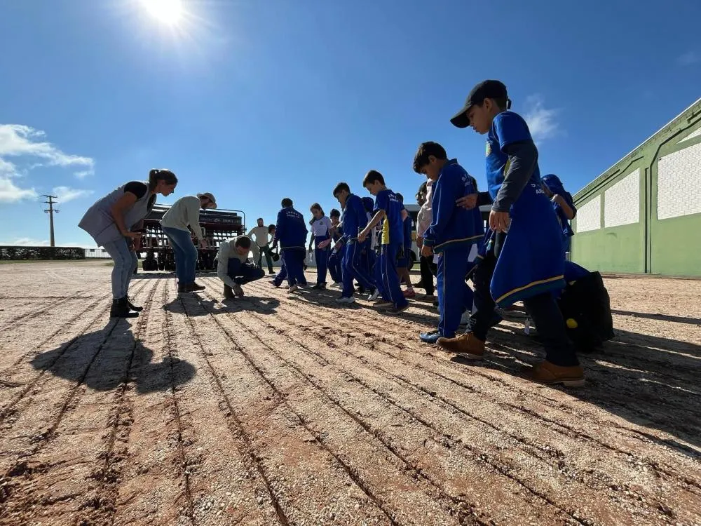 Alunos da Rede Municipal de Arapoti participam de atividade no campo do programa Agrinho