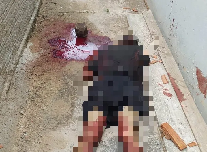 Trabalhador chega em casa e encontra homem morto na porta da cozinha