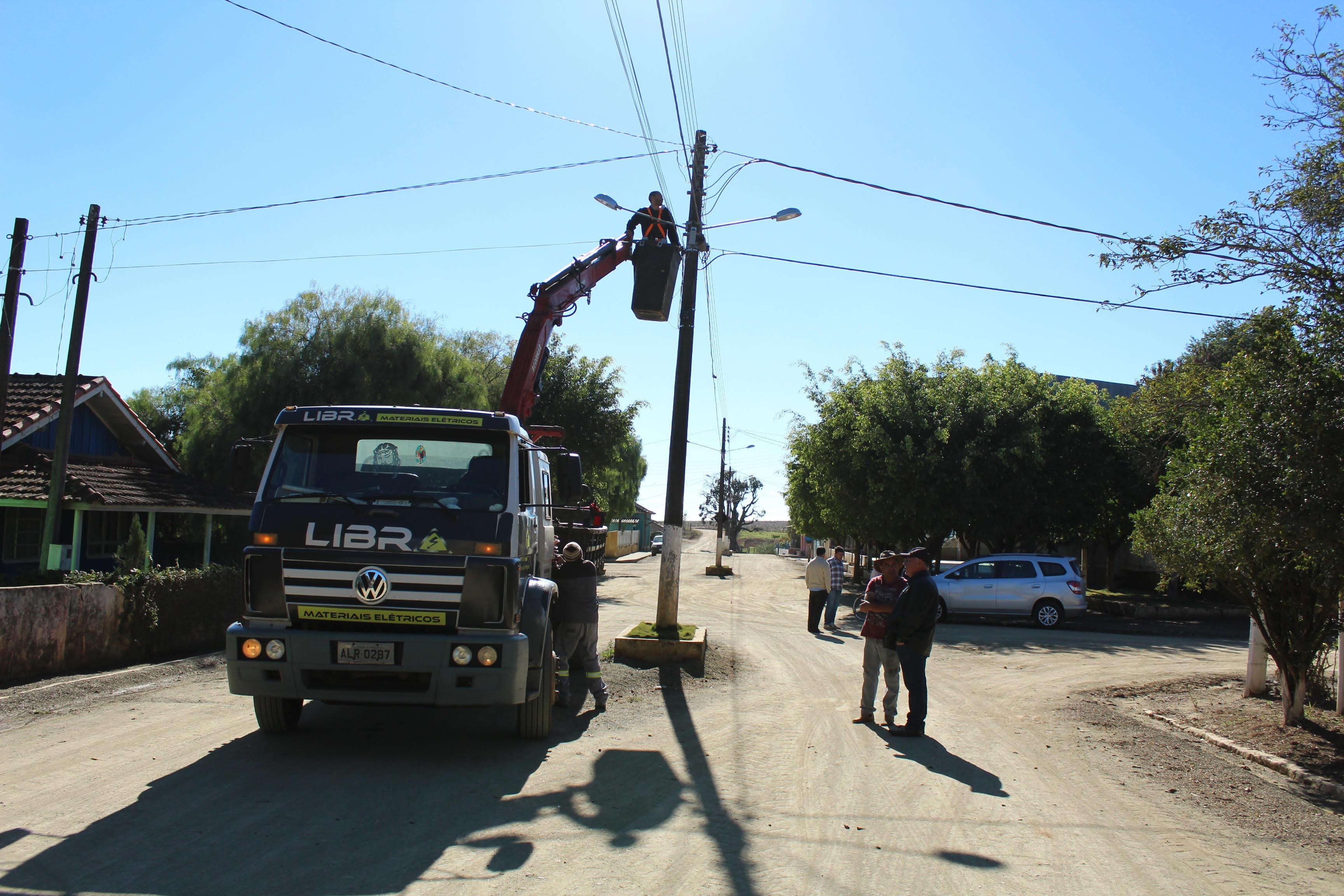 Prefeito visita obras de manutenção e instalação de iluminação pública