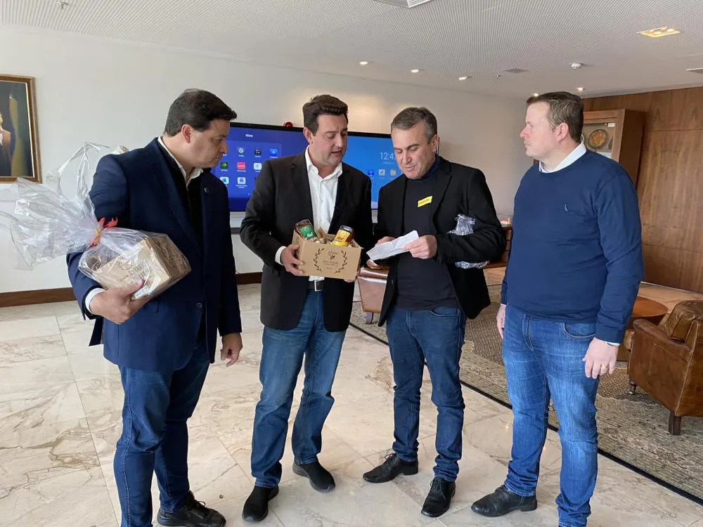 Prefeito de Arapoti se reúne com Ratinho Junior e Sandro Alex