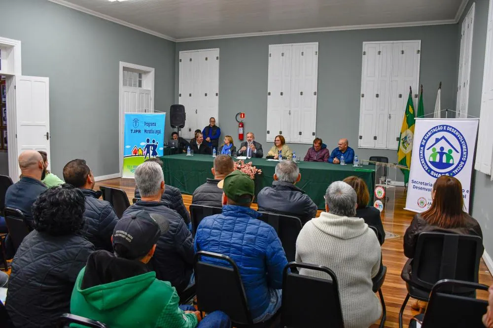 Famílias recebem títulos de regularização fundiária em Jaguariáiva