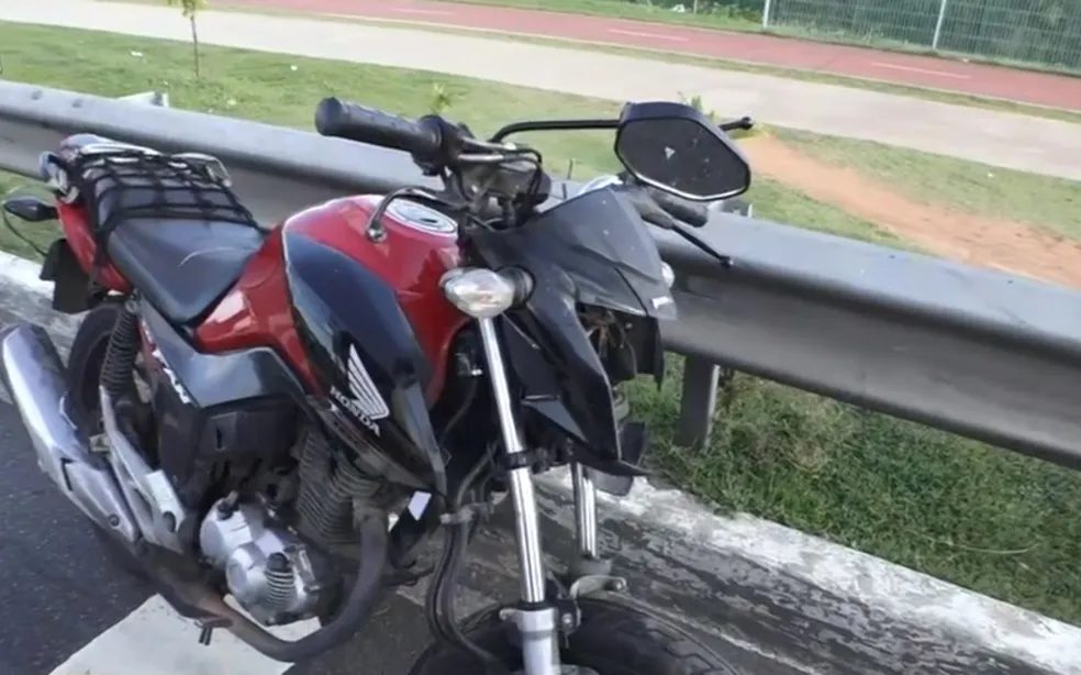 Adolescente chama no grau, foge da PM e bate moto com R$ 35 mil de débitos em viatura