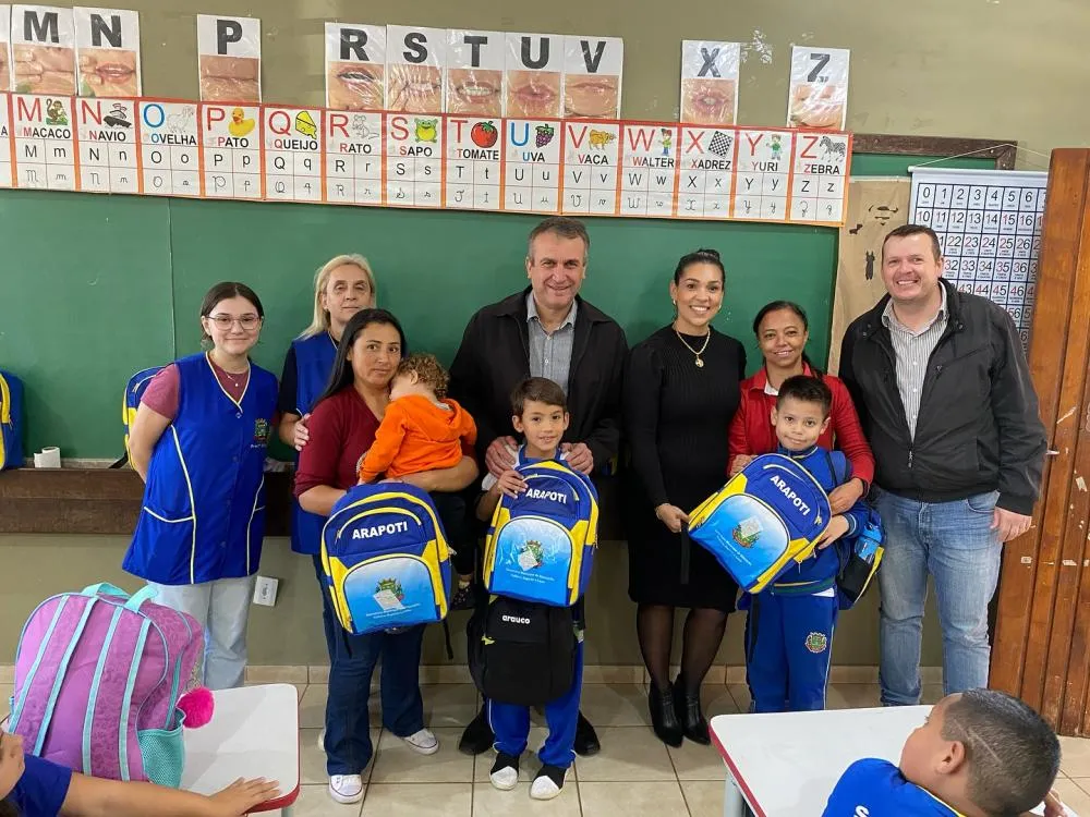 Prefeitura de Arapoti entrega kits escolares para alunos da Rede Municipal