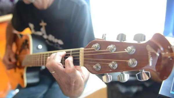 Ouvir músicas diariamente pode trazer benefícios para vida das pessoas