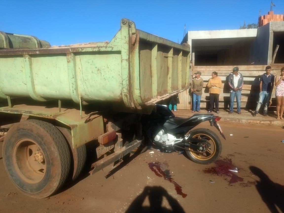 Moto bate em caminhão e mulher fica em estado grave