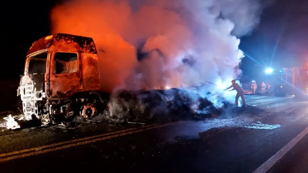 Carreta é destruída pelo fogo após se envolver em acidente com caminhonete