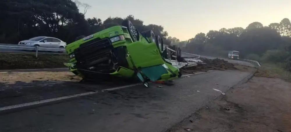 Tragédia na PR-151: Caminhoneiro perde a vida em capotamento