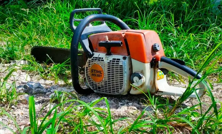 Homem persegue e ameaça matar a esposa com uma motosserra