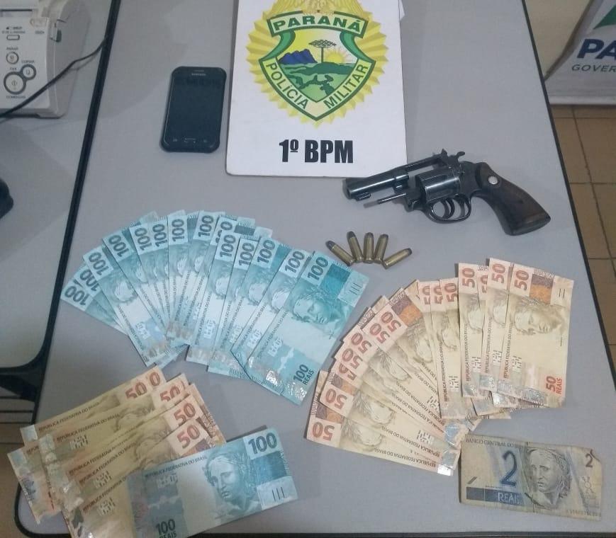 Dupla que pagou moto com notas falsas é presa com revólver
