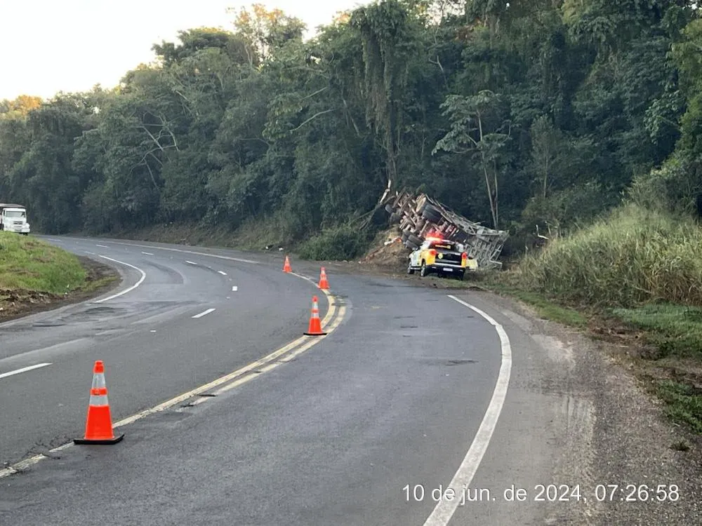 Caminhoneiro sai ileso de grave acidente na PR092 em Wenceslau Braz